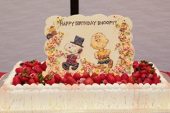 【写真を見る】チャーリー・ブラウンとドアマン・スヌーピーが描かれた豪華な誕生日ケーキ