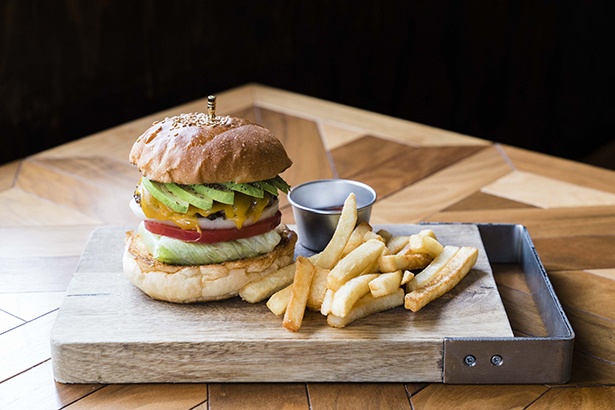 野菜が織りなす層が目にも美味しい「アボカドチーズバーガー」(1280円)