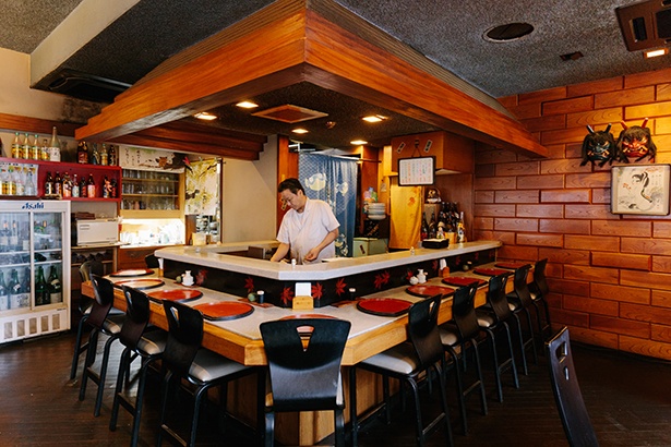 「高尾」の12席あるカウンター席では、手際良く天ぷらを揚げていく職人技を見ながら、アツアツの天ぷらをいただける特等席