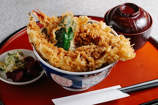 海老穴子丼(950円)は、丼からはみ出る迫力満点の一杯！男性でも大満足のボリュームだ