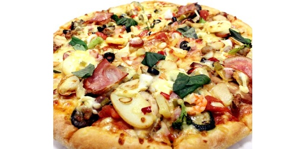全26種類のトッピングがのったドミノ・ピザの「Zenbu Nosse(ゼンブノッセ)」。一口食べるごとにトッピングが変わり宝探し気分も味わえる贅沢ピザだ