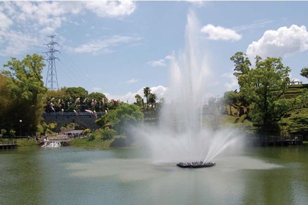 「高田濃施山公園」。巨大な噴水もあり、夏場は絶好の涼スポットだ