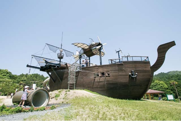 「筑紫野市総合公園」にある「天拝の船」。帆船の形をした大型遊具にはユニークな仕掛けがいっぱいだ