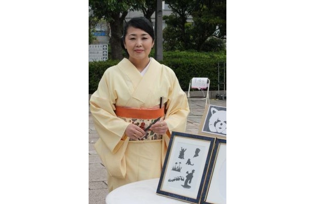 はさみを使って紙を切り抜き、絵や模様を表現する“切り紙”