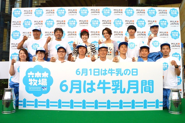 おいしい牛乳を作ってくれる酪農家のみなさんと一緒に記念撮影！