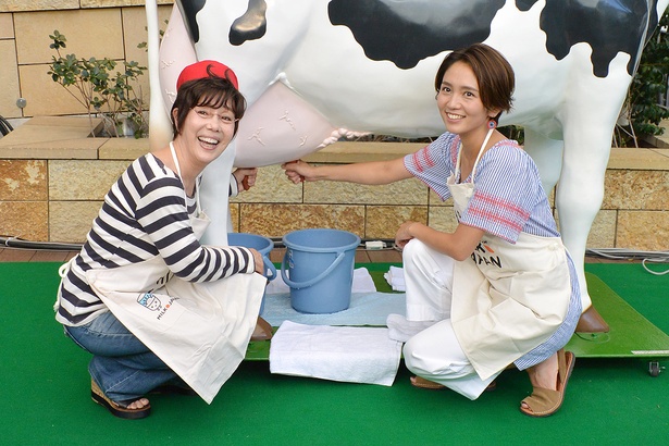 経験ありの和田さんと一緒に、搾乳体験に挑戦したレミさん
