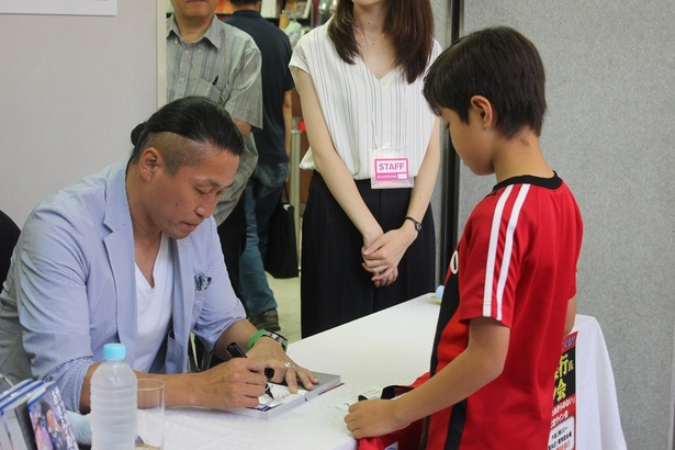 野人 岡野 サッカーをあきらめない 出版サイン会で日本代表への思いを語る ウォーカープラス