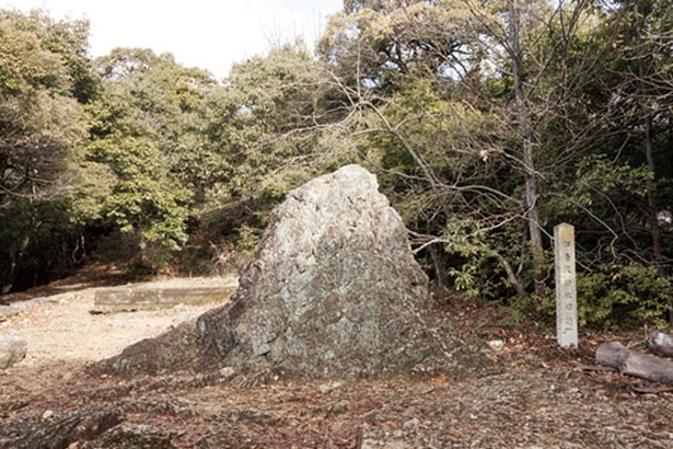 ココにあった伊奈波神社を斎藤道三が現在の地に移した。奥に進むと馬の背登山道との分岐がある