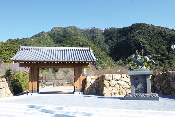 岐阜公園の正門前には、ウマに乗った若き日の織田信長像が立つ