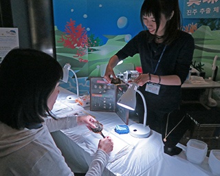 自分だけの真珠を取り出す！青森県営浅虫水族館で「真珠取り出し体験」