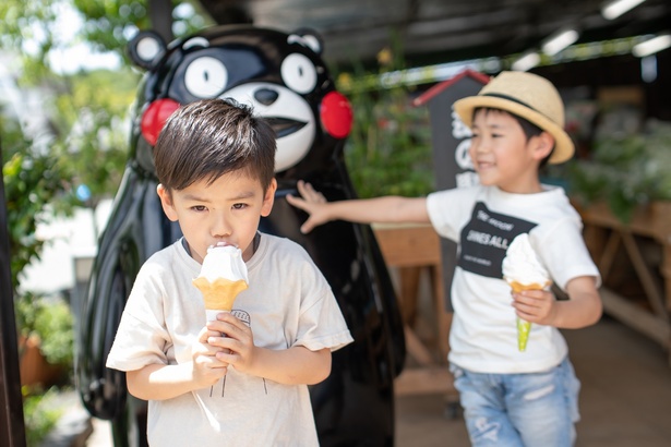 「道の駅阿蘇」で人気のソフトクリームをパクリ。「阿部牧場のミルクソフト」「竹原牧場のミルクソフト」（各350円）