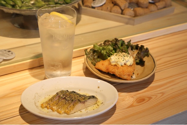 NEO MEGUSTA / 警固店でも人気の塩さばスモーク(180円)と時間がたっても食感がいいアジフライ(280円)、それによく合う塩レモンサワー(400円) 