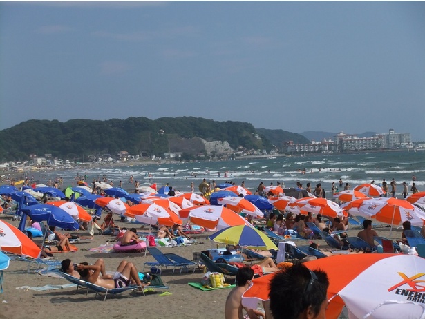 多くの人で賑わう鎌倉エリア屈指の大型ビーチ「由比ガ浜海水浴場」