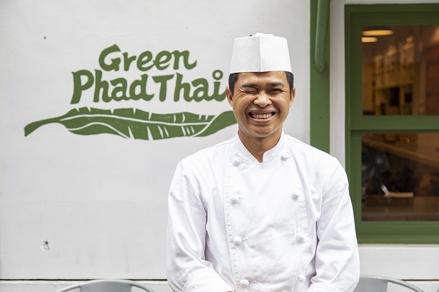 料理人歴15年のベテランシェフ・アップルさん。得意ジャンルはタイの家庭料理だ。明るく気さくな人柄も人気