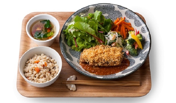 一汁五菜健康プレート「季節の有機野菜と焼チキンカツレツ」1280円。たっぷりの野菜とヘルシーな主菜、もち麦、スープのセット