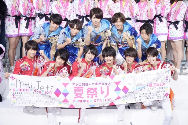 応援サポーター就任した東京B少年の浮所飛貴、金指一世、佐藤龍我、那須雄登、藤井直樹、岩崎大昇(前列左から)、HiHi Jetsの作間龍斗、井上瑞稀、高橋優斗、橋本涼、猪狩蒼弥(後列左から)