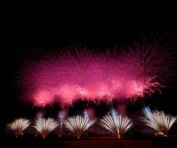 75分、約1万4,000発が打ち上がる花火はまさにアート作品(写真は2017年開催時のもの)
