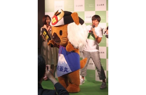 【写真】ゆるキャラとバトルするふかわりょうさん！