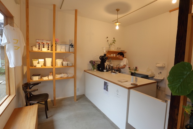 MANLY COFFEE / カウンターと4人ほどが座れるシンプルな店内