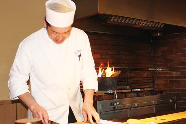 炭焼きライブキッチンでは、シェフによる豪快な調理風景が目前に/里山の休日 京都・烟河 里山ダイニング大地