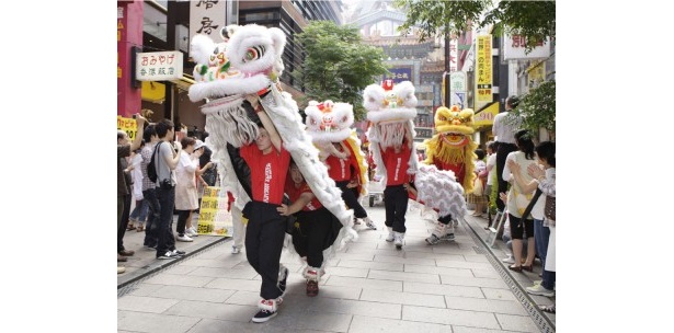 中華街らしく、獅子舞もお祭りをお祝い！