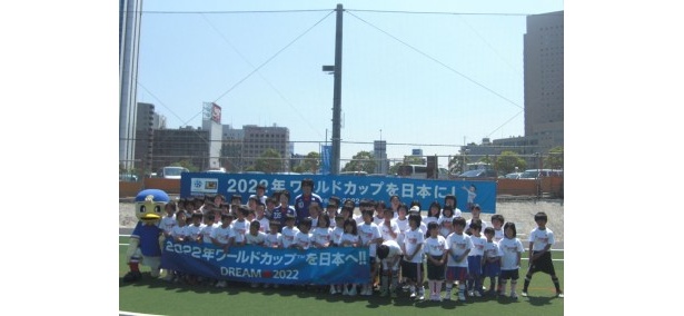 「2022年ワールドカップを日本へ!!」という横断幕と共に