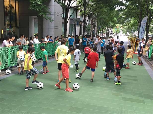 サッカーをみんなで楽しむ様子