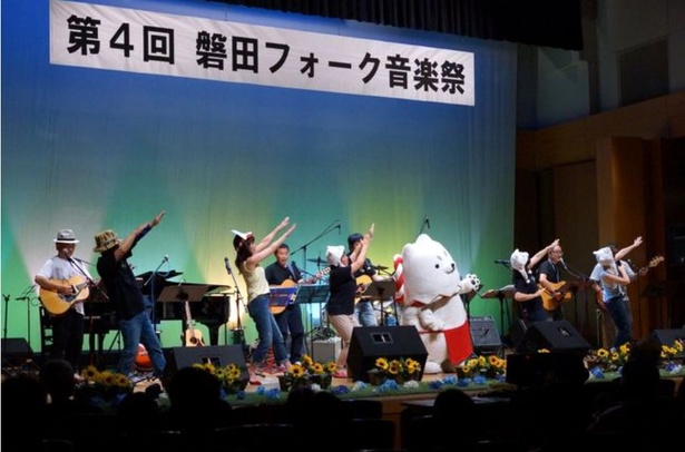 【写真を見る】定番のフォークソングから、ファンしか知らないようなコアな曲まで2日間にわたって上演