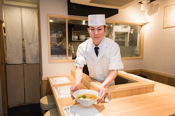 店主の松橋辰矢さん。経験豊富な寿司職人で魚のことを熟知する。鯛を用いた、寿司店ならではのラーメンを考案