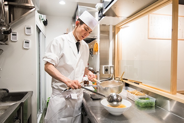 料理人歴15年の松橋さんだが、ラーメン作りは今回が初めて。「最初は戸惑いもあった」そうだが、今ではすっかり板についている
