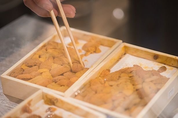 エゾバフンウニをはじめ、高級寿司店が扱っている最高級のウニを贅沢に使用。品種はその日の仕入れによって変動する