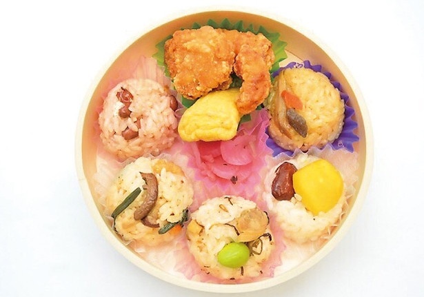 「彩り朝顔おこわ」(500円)/おこわ米八