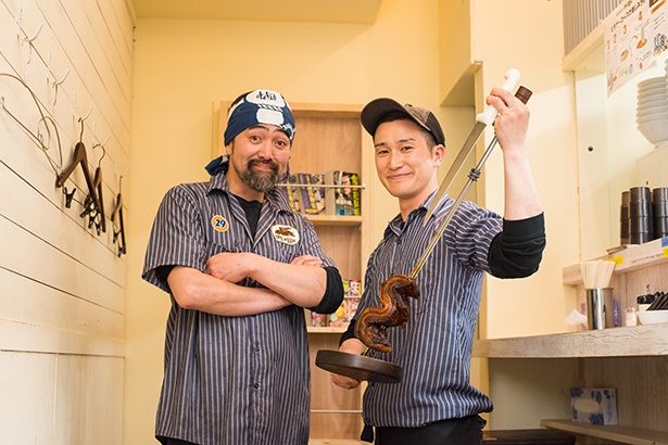 オーナーの佐藤拓さん(左)と店長の植松大造さん（右）。「シュラスコ専門店が作る本格肉ラーメンをぜひ！」