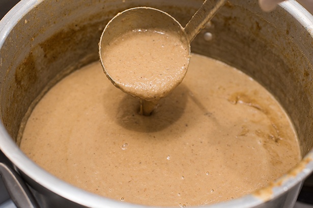 鶏と豚の骨の髄から旨味を抽出したスープ。もはや固形と言えるほどの粘土で、おたまですくうのもひと苦労