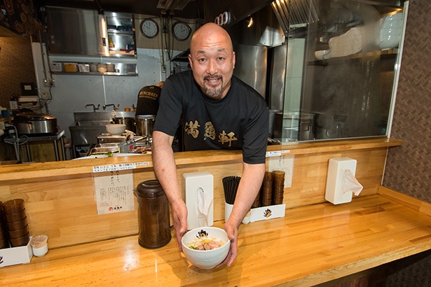店主の橋本友則さん。「まるは」グループで活躍した後、「真鯛らーめん 麺魚」を創業。2018年4月に2号店「満鶏軒」をオープンさせた