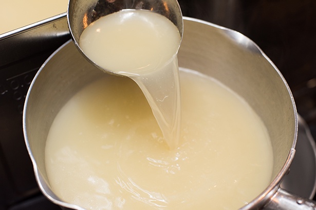 こうして完成したスープには鴨の上品な旨味がギッシリ。濃度は清湯(チンタン)と白湯(パイタン)の中間くらい