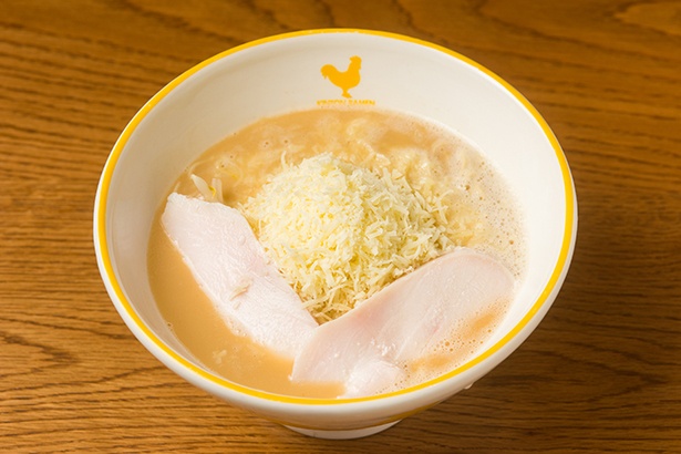 「鶏白湯 味噌チーズらーめん（1,100円）」。たっぷりのスイスチーズが濃厚鶏白湯の味噌スープをまろやかにしてくれる