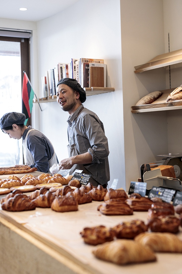 「The ROOTS neighborhood bakery」。店主の三浦さんは毎日、50種類ほどのパンを一人で焼き上げる。