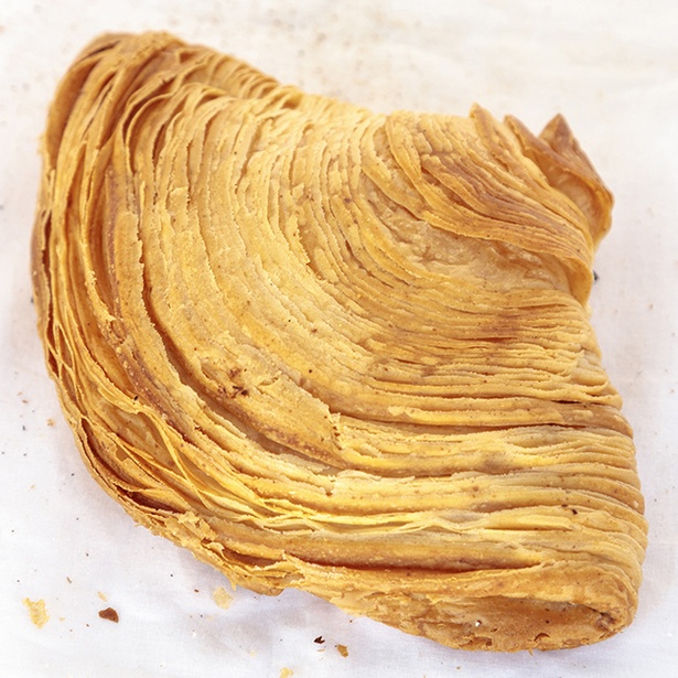 「The ROOTS neighborhood bakery」の「コキーユ」(300円)。塩気のあるパイ生地でクリームチーズとアーモンドクリームを包む。サクサクの生地がたまらない