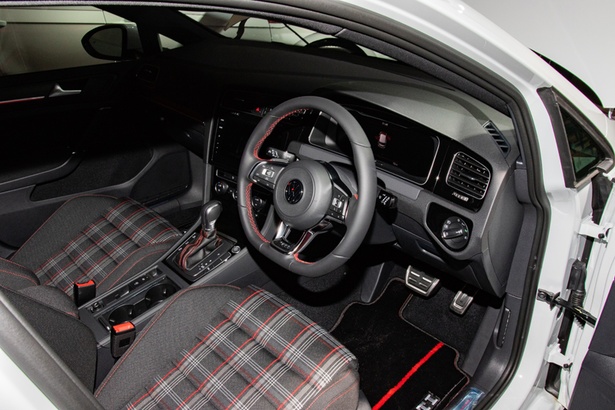 Golf GTIの車内