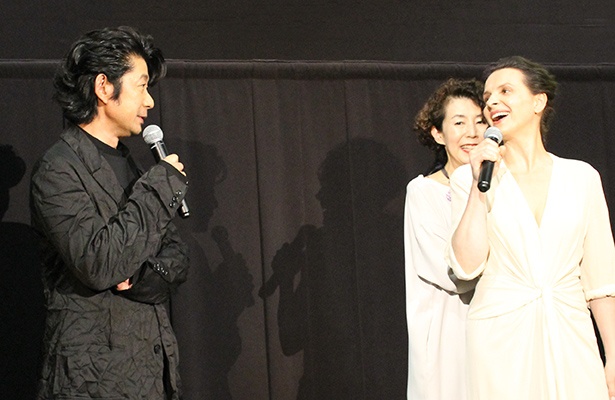 永瀬を「デリケートでシャイ」と語るビノシュ。「今日明日でいっぱいしゃべらせていただこうと燃えている」と永瀬