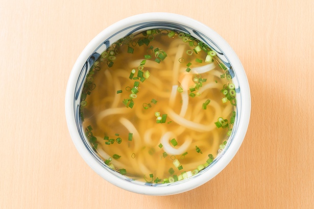 「かけうどん」(400円)。「釜玉うどん」(550円)か「生醤油うどん」(550円)に天ぷらのトッピングを注文すると、かけうどんのスープが付くサービスもある