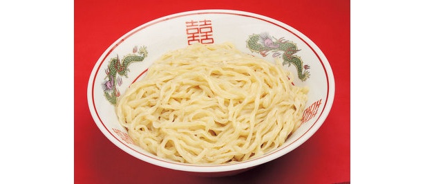 つけそばの麺は、北海道産の小麦で作る、独特の平打ち麺だ