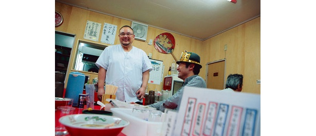 「お父さん、僕、つけ麺の連載始めました」と、店主の橘さんに報告！
