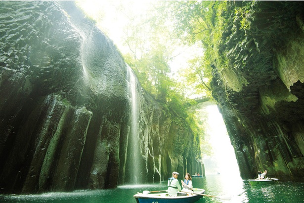 「高千穂峡」。日本の滝百選にも選ばれた「真名井の滝」に、ボートで近づくことも可能