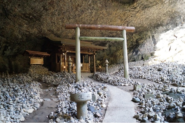 【写真を見る】「天安河原」の一角にある、間口30mの大洞窟「仰慕ヶ窟」。神々が集まって神議(かむはかり)したと伝えられる