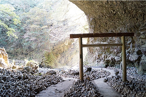「天安河原」では、祈りながら石を積むと願いが叶うという信仰や習わしがある。洞窟の周りには無数の石積みが見られる