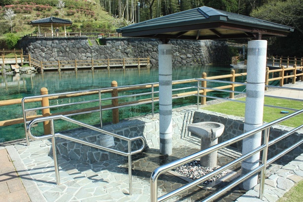 園内に設置された｢湧水飲み場｣。透明度の高い湧水は無料で自由に飲める。ペットボトルを持参して水汲みに訪れる人も多い