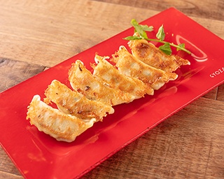 話題の餃子レストランでダントツ人気は、黄金比のスタンダード焼き餃子