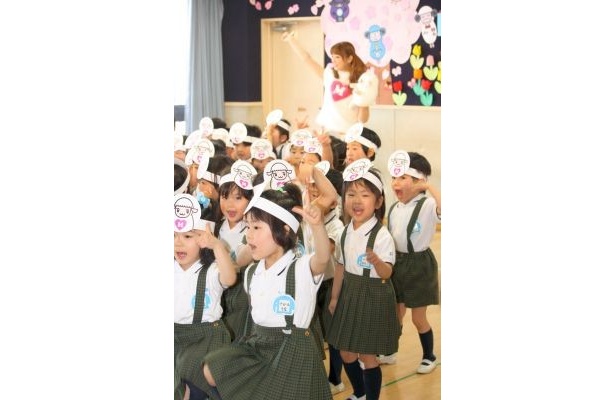 園児たちと一緒に踊るゆうこりん
